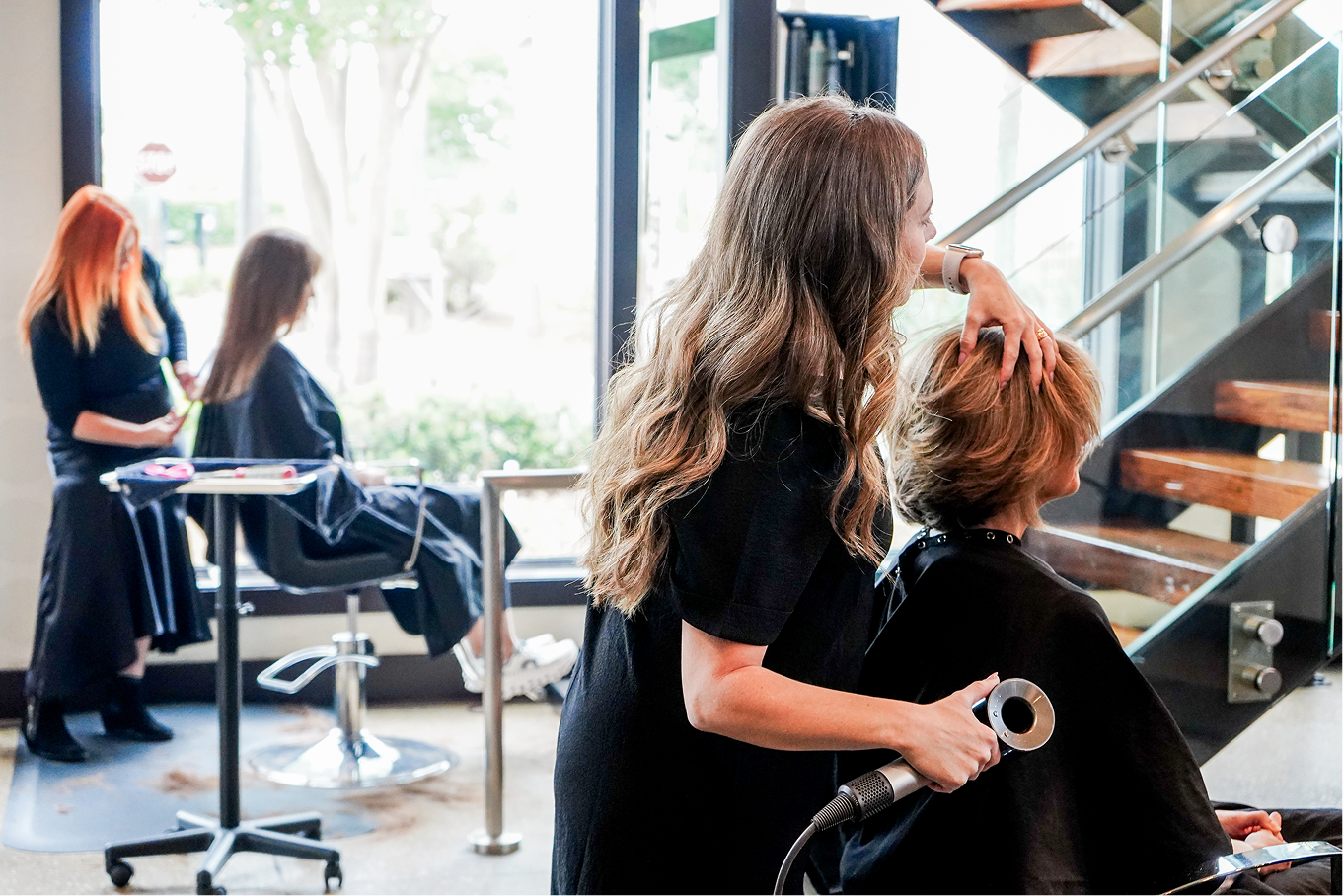 Stylist talking to woman from behind